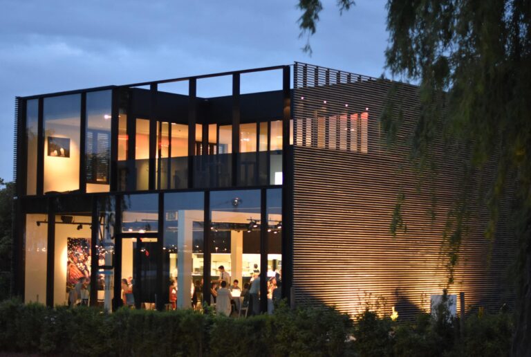 Feestlocatie bij avond